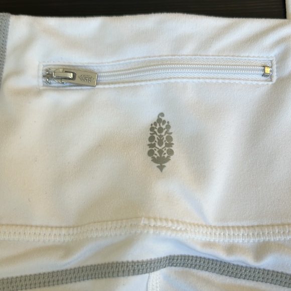 Free people movement leggings white with grey accents EUC size medium - Picture 10 of 14
